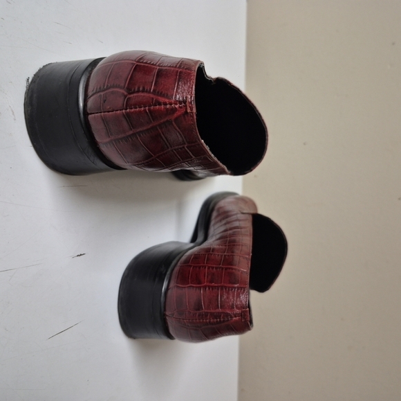 Women's Red Slip-On loafers with Rounded Toe and Crocodile Texture size 8.5M - Picture 5 of 16